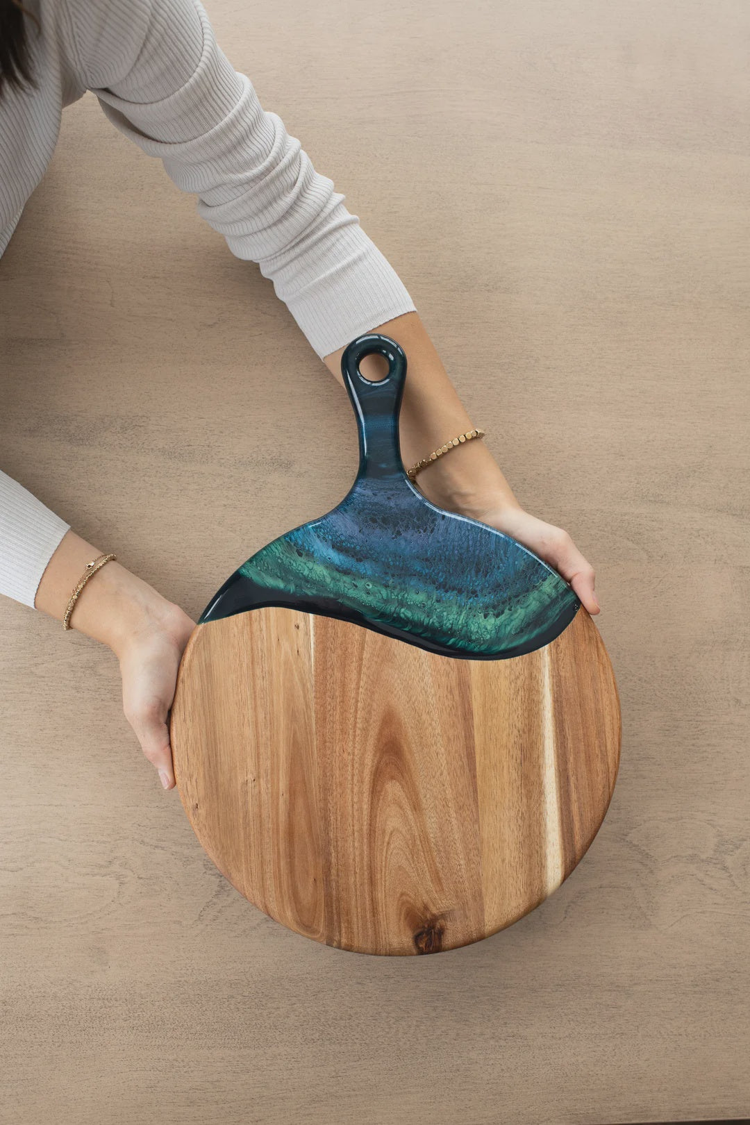 Northern Lights Acacia Round Board w/handle